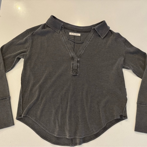 We The Free long sleeve charcoal top size Large - Picture 1 of 5